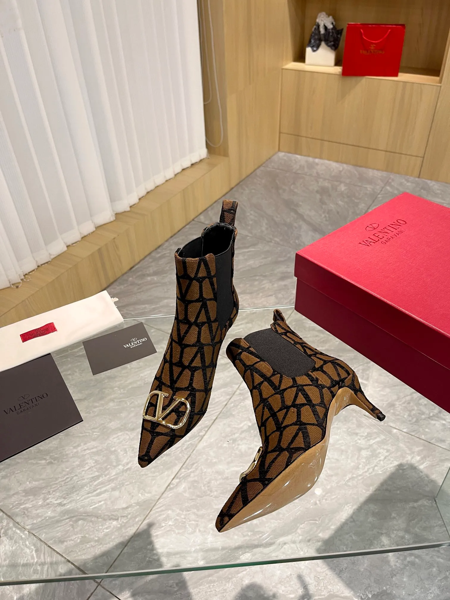 👟👟Ex-factory price 560👟👟 Genuine leather sole +40 [Valentino] Valentino ~ Unique [V logo fabric print pattern] with light gold metal [V buckle] fashion women's boots: Made with original craftsmanship, comfortable and versatile, showing long legs! Absolutely classy! Fabric: High-grade fabric printed cloth➕Imported sheepskin lining⚡Boot shaft. [Light Gold V Buckle] Decorative accessory! Outsole: 2 types: non-slip and wear-resistant rubber outsole and Italian leather sole. Size: 35−41 (customized sizes 34-42). Rubber sole, leather sole +40